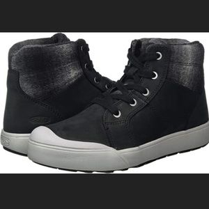 Like new Keen Elena Mid boot in Black with grey felt.